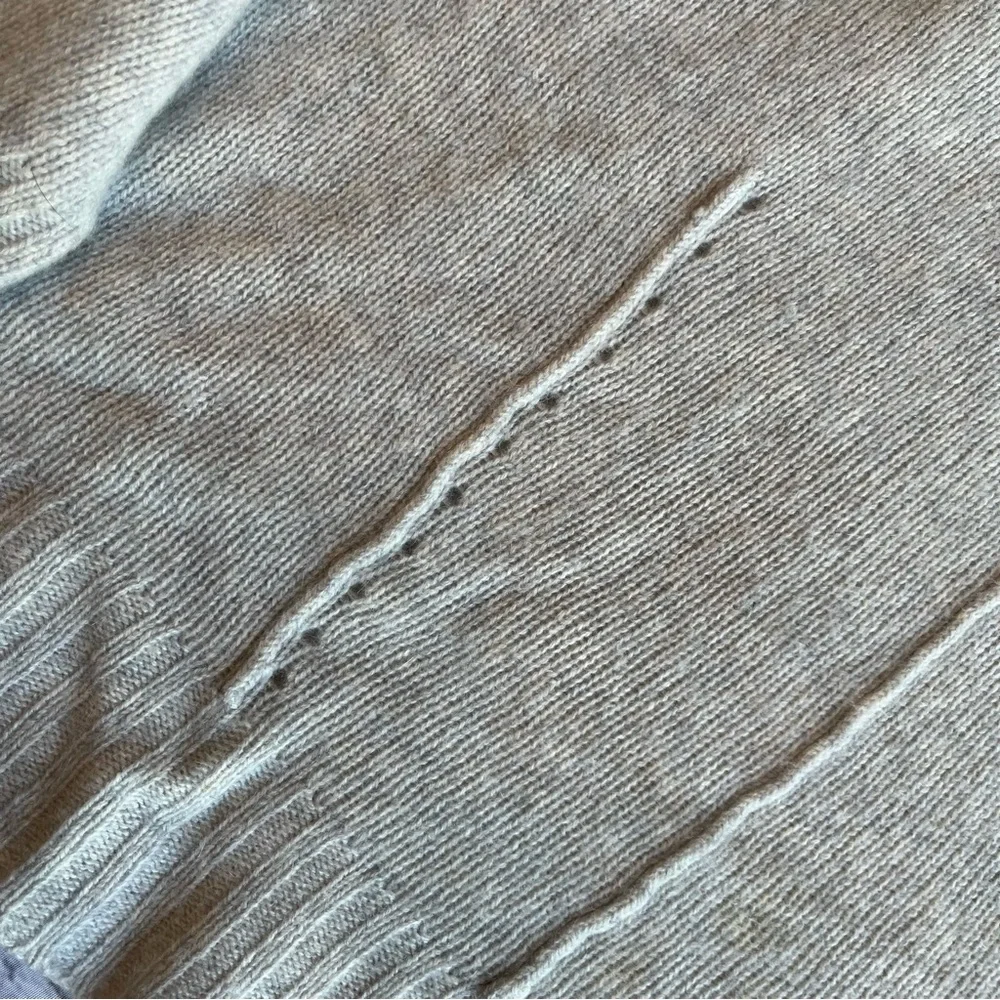 Saks Fifth Avenue 100% Cashmere Sweater Womens Large Gray Neural Quiet Luxury - Picture 9 of 16